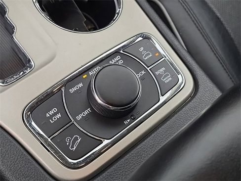 Used 2012 Jeep Grand Cherokee Overland image 22