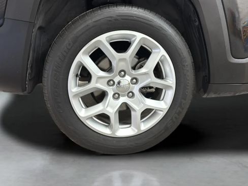 Used 2018 Jeep Renegade Latitude w/ Popular Equipment Group FWD image 33