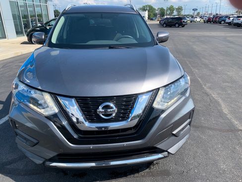 Used 2017 Nissan Rogue SV AWD/4WD image 2