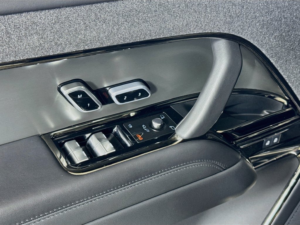 Used 2025 Land Rover Range Rover Sport SE AWD/4WD image 18