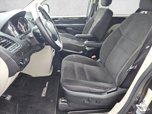 Used 2017 Dodge Grand Caravan SE w/ UConnect Hands-Free Group image 13