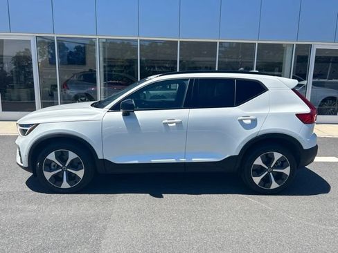Used 2025 Volvo XC40 B5 Plus AWD/4WD image 2