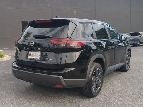 Used 2024 Nissan Rogue SV image 3