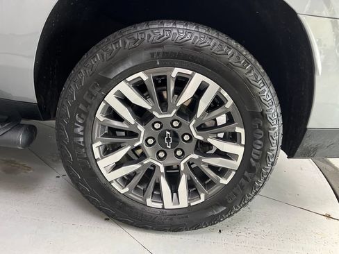 Used 2025 Chevrolet Suburban Z71 AWD/4WD image 12