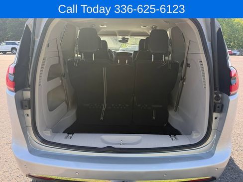 Used 2024 Chrysler Pacifica Touring-L FWD image 10