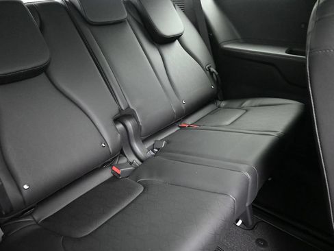 Used 2025 Kia Carnival SX w/ SX Dark Edition Package FWD image 11