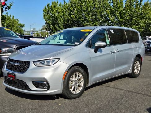 Used 2023 Chrysler Pacifica Touring-L FWD image 8