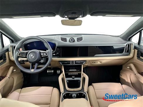 Used 2025 Porsche Cayenne Turbo image 15