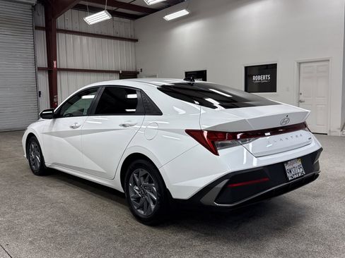 Used 2024 Hyundai Elantra Blue image 15