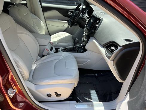 Used 2019 Jeep Cherokee Limited image 19