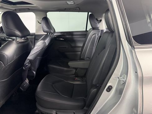 Used 2025 Toyota Highlander XLE FWD image 28