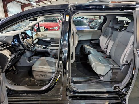Used 2021 Toyota Sienna XLE w/ XLE Plus Package FWD image 19