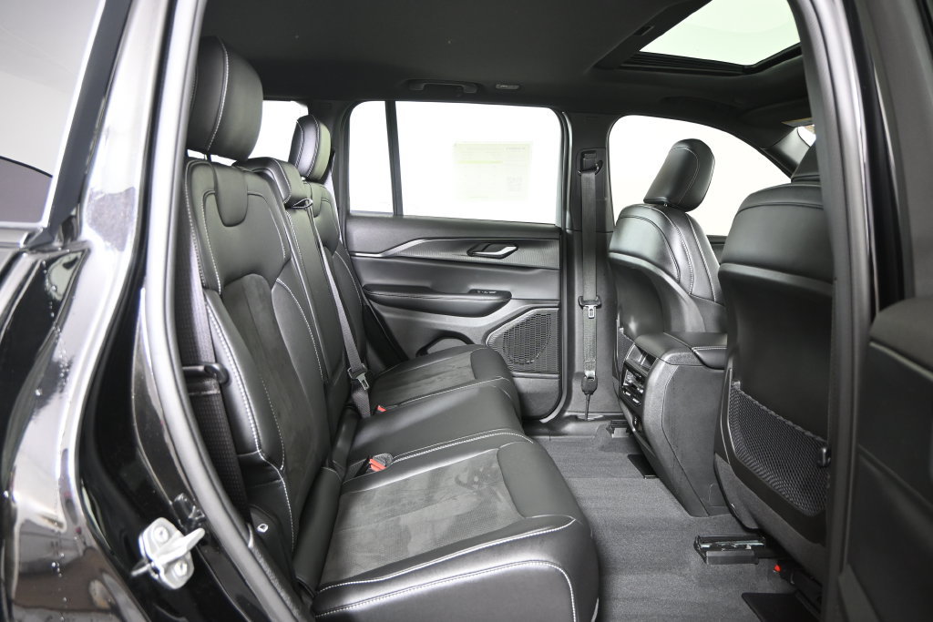 Used 2023 Jeep Grand Cherokee Altitude AWD/4WD image 15