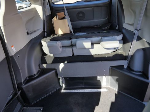 Used 2024 Toyota Sienna XLE w/ XLE Plus Package FWD image 13