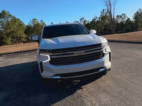 Used 2022 Chevrolet Suburban LT RWD image 2