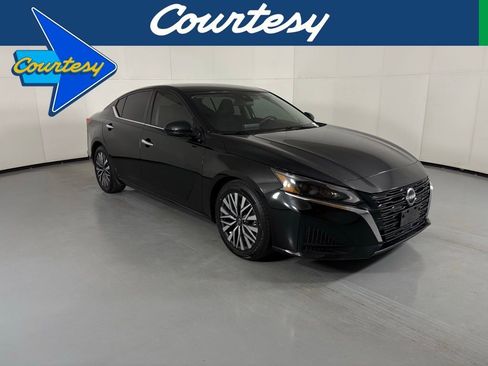 Used 2023 Nissan Altima 2.5 SV image 1