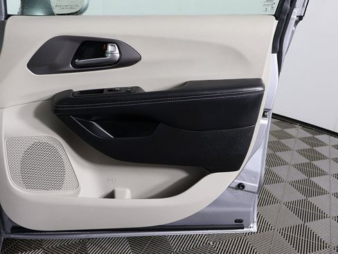 Used 2021 Chrysler Pacifica Touring-L image 21