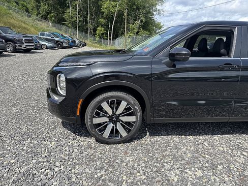New 2025 Mitsubishi Outlander SE image 12