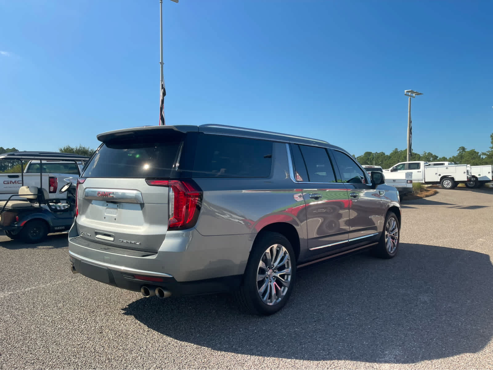 Used 2024 GMC Yukon XL Denali w/ Denali Reserve Package AWD/4WD image 5