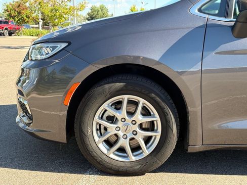 Used 2023 Chrysler Pacifica Touring-L FWD image 11