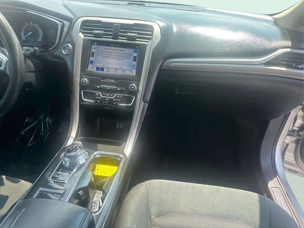 Used 2019 Ford Fusion SE FWD image 14