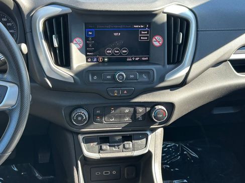 Used 2024 GMC Terrain SLE image 19