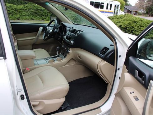 Used 2012 Toyota Highlander SE w/ Tow Pkg image 15