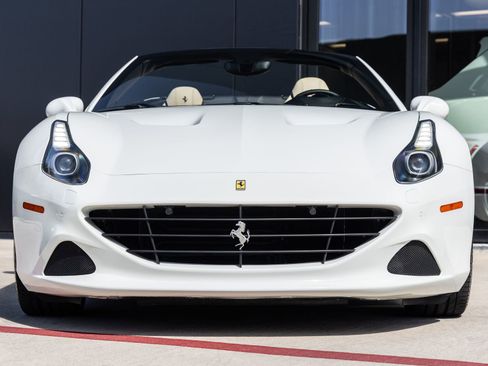 Used 2015 Ferrari California T RWD image 4