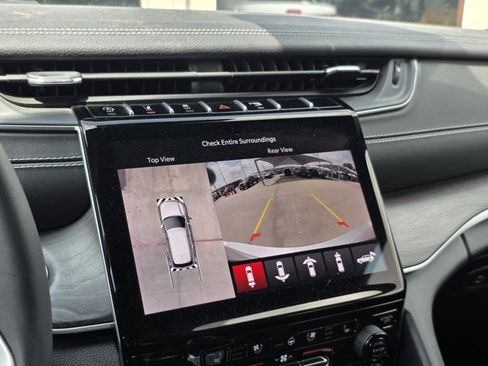 Used 2024 Jeep Grand Cherokee L Limited w/ Luxury Tech Group II AWD/4WD image 17