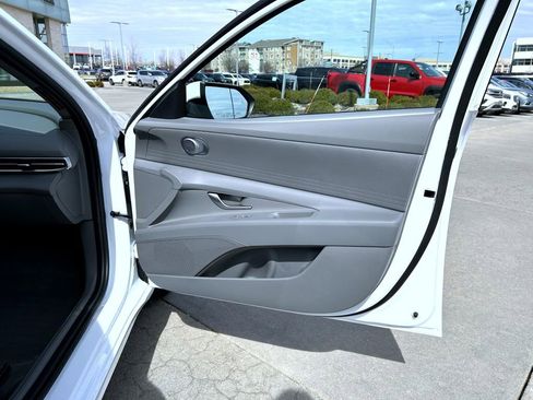 Used 2025 Hyundai Elantra SE image 18