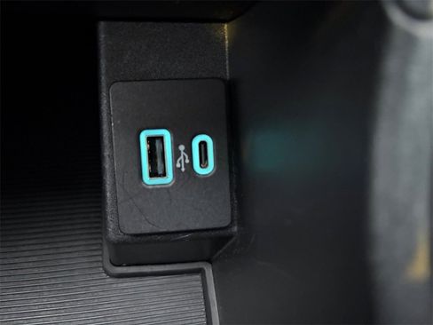 Used 2023 Ford Edge SEL image 17