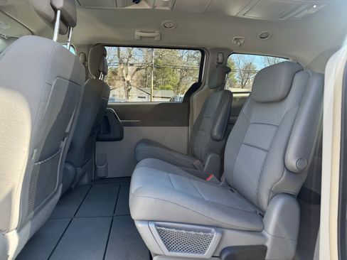 Used 2010 Chrysler Town & Country Touring image 15