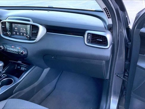 Used 2019 Kia Sorento LX image 18