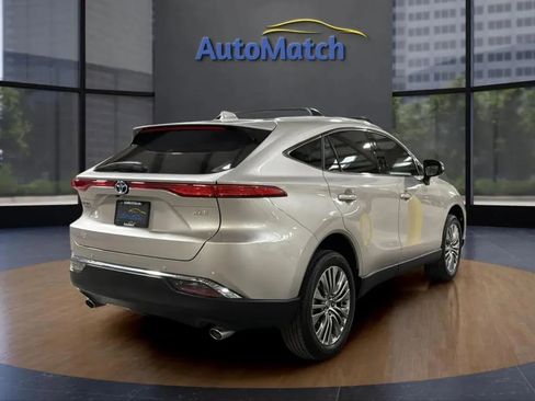 Used 2024 Toyota Venza XLE image 9