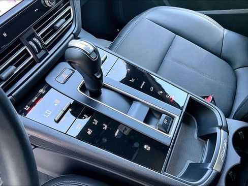 Used 2024 Porsche Macan AWD/4WD image 21