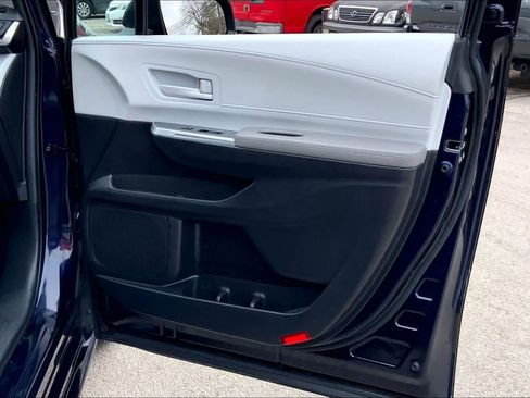 Used 2025 Toyota Sienna LE image 23