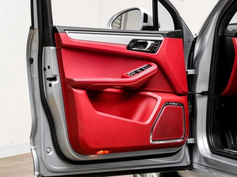 Used 2016 Porsche Macan Turbo image 38