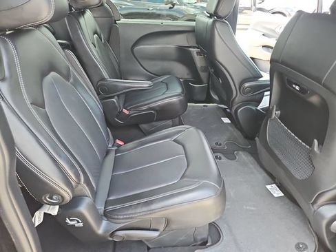 Used 2025 Chrysler Pacifica Select FWD image 24