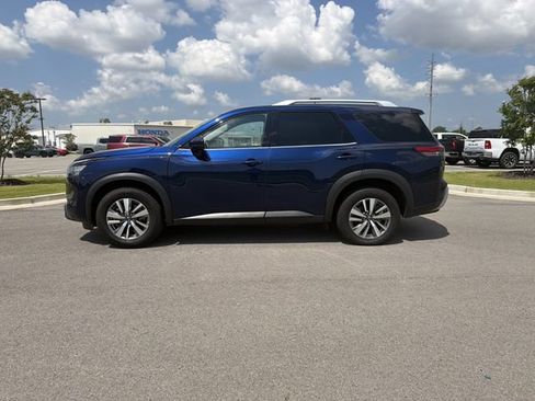 Used 2025 Nissan Pathfinder SL AWD/4WD image 3