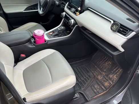 Used 2022 Toyota RAV4 XLE Premium FWD image 19