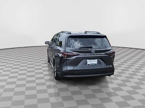Used 2025 Toyota Sienna XLE w/ XLE Plus Package FWD image 7