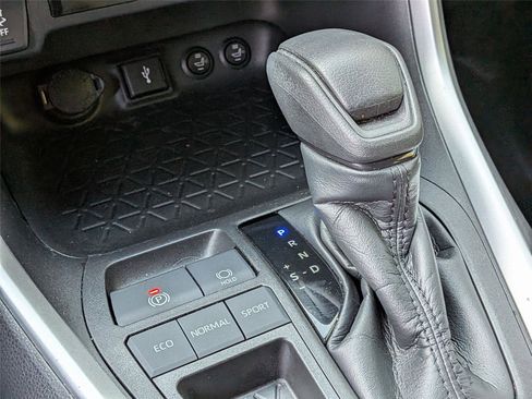 Used 2021 Toyota RAV4 XLE image 21