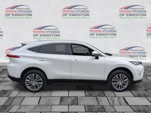 Certified 2022 Toyota Venza XLE AWD/4WD image 2