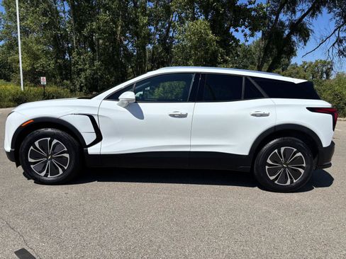 Used 2024 Chevrolet Blazer EV LT AWD/4WD image 2