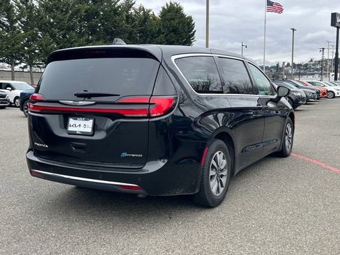 Used 2023 Chrysler Pacifica Touring-L image 9