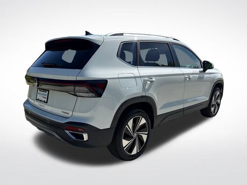 Used 2025 Volkswagen Taos SE AWD/4WD image 9