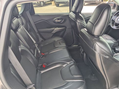 Used 2019 Jeep Cherokee Latitude Plus w/ Comfort/Convenience Group AWD/4WD image 25
