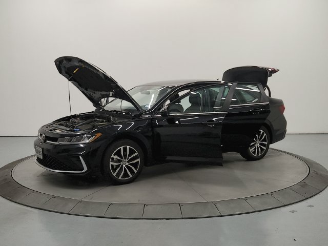 Used 2025 Volkswagen Jetta SE FWD image 11