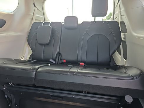 Used 2024 Chrysler Pacifica Touring-L FWD image 12