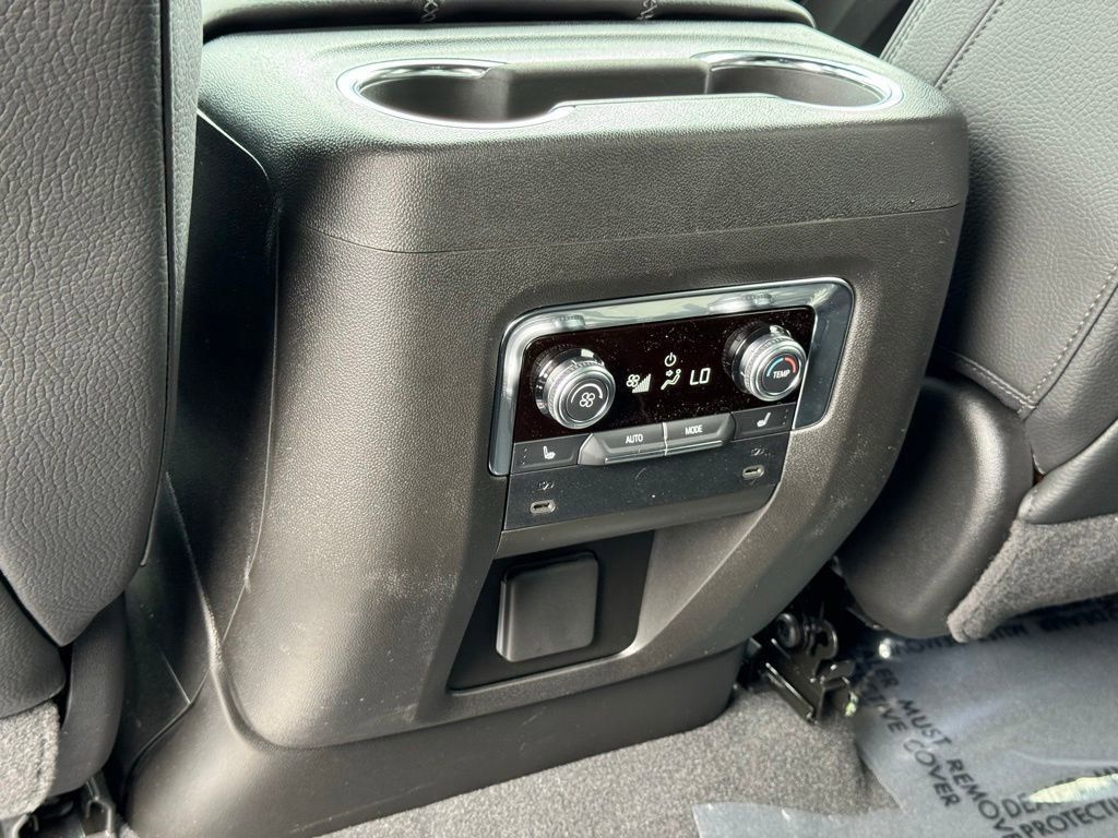 Used 2026 GMC Yukon Denali AWD/4WD image 30